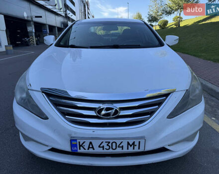 Белый Хендай Соната, объемом двигателя 2 л и пробегом 430 тыс. км за 5999 $, фото 1 на Automoto.ua