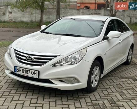 Белый Хендай Соната, объемом двигателя 2 л и пробегом 250 тыс. км за 8500 $, фото 1 на Automoto.ua