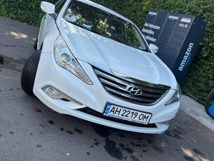 Белый Хендай Соната, объемом двигателя 2 л и пробегом 240 тыс. км за 8000 $, фото 1 на Automoto.ua