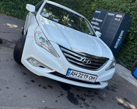 Белый Хендай Соната, объемом двигателя 2 л и пробегом 240 тыс. км за 8000 $, фото 1 на Automoto.ua