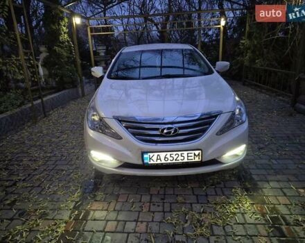 Белый Хендай Соната, объемом двигателя 2 л и пробегом 301 тыс. км за 9000 $, фото 1 на Automoto.ua