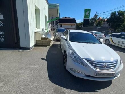 Белый Хендай Соната, объемом двигателя 2 л и пробегом 289 тыс. км за 9500 $, фото 1 на Automoto.ua