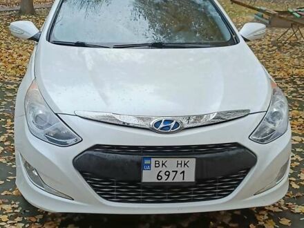Хендай Соната 2014 у Рівному на Automoto.ua Білий Хендай Соната, об'ємом двигуна 2.36 л та пробігом 225 тис. км за 10300 $, фото 1 на Automoto.ua