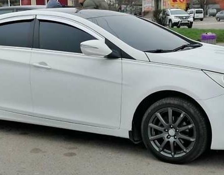 Білий Хендай Соната, об'ємом двигуна 2 л та пробігом 420 тис. км за 7200 $, фото 1 на Automoto.ua