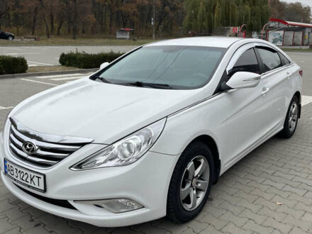 Білий Хендай Соната, об'ємом двигуна 2 л та пробігом 370 тис. км за 8300 $, фото 1 на Automoto.ua