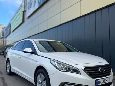 Білий Хендай Соната, об'ємом двигуна 2 л та пробігом 316 тис. км за 8800 $, фото 1 на Automoto.ua