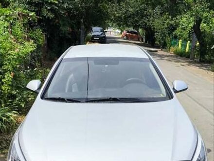 Белый Хендай Соната, объемом двигателя 2 л и пробегом 221 тыс. км за 12000 $, фото 1 на Automoto.ua