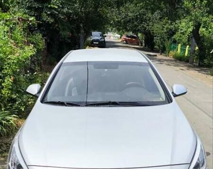 Белый Хендай Соната, объемом двигателя 2 л и пробегом 221 тыс. км за 12000 $, фото 1 на Automoto.ua