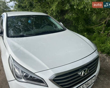 Белый Хендай Соната, объемом двигателя 2 л и пробегом 250 тыс. км за 9300 $, фото 1 на Automoto.ua