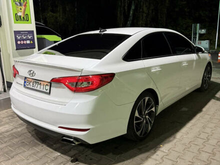 Белый Хендай Соната, объемом двигателя 2.36 л и пробегом 195 тыс. км за 8850 $, фото 1 на Automoto.ua