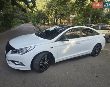 Белый Хендай Соната, объемом двигателя 2 л и пробегом 205 тыс. км за 10000 $, фото 1 на Automoto.ua