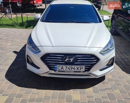 Белый Хендай Соната, объемом двигателя 2 л и пробегом 270 тыс. км за 12350 $, фото 1 на Automoto.ua