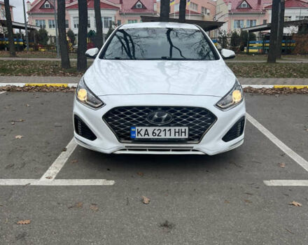 Білий Хендай Соната, об'ємом двигуна 2.4 л та пробігом 150 тис. км за 13500 $, фото 1 на Automoto.ua