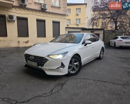 Белый Хендай Соната, объемом двигателя 2 л и пробегом 161 тыс. км за 17900 $, фото 1 на Automoto.ua