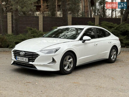 Білий Хендай Соната, об'ємом двигуна 2 л та пробігом 194 тис. км за 19000 $, фото 1 на Automoto.ua