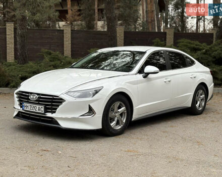 Белый Хендай Соната, объемом двигателя 2 л и пробегом 194 тыс. км за 19000 $, фото 1 на Automoto.ua