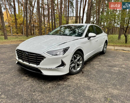 Білий Хендай Соната, об'ємом двигуна 2.5 л та пробігом 95 тис. км за 17500 $, фото 1 на Automoto.ua