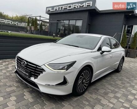 Белый Хендай Соната, объемом двигателя 2 л и пробегом 120 тыс. км за 21900 $, фото 1 на Automoto.ua
