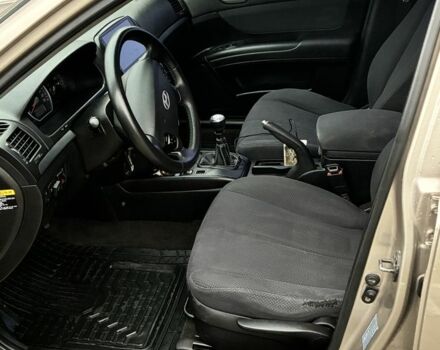 Бежевый Хендай Соната, объемом двигателя 2 л и пробегом 254 тыс. км за 5899 $, фото 7 на Automoto.ua