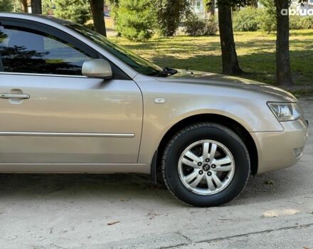 Бежевий Хендай Соната, об'ємом двигуна 2 л та пробігом 282 тис. км за 5780 $, фото 5 на Automoto.ua