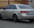 Бежевый Хендай Соната, объемом двигателя 2 л и пробегом 210 тыс. км за 5800 $, фото 5 на Automoto.ua
