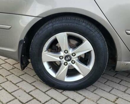 Бежевый Хендай Соната, объемом двигателя 2 л и пробегом 318 тыс. км за 6200 $, фото 10 на Automoto.ua