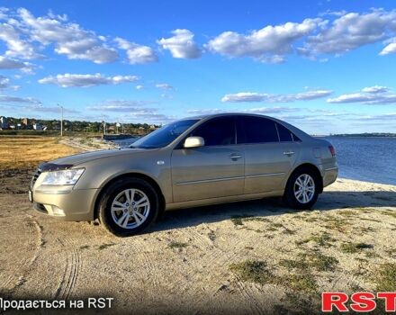 Бежевый Хендай Соната, объемом двигателя 2 л и пробегом 243 тыс. км за 7800 $, фото 1 на Automoto.ua