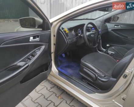 Бежевый Хендай Соната, объемом двигателя 2 л и пробегом 160 тыс. км за 5499 $, фото 28 на Automoto.ua