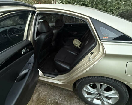 Бежевый Хендай Соната, объемом двигателя 2 л и пробегом 255 тыс. км за 7700 $, фото 5 на Automoto.ua