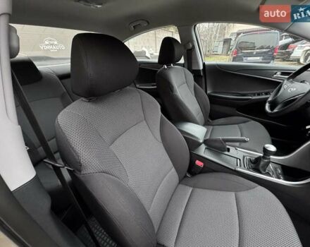 Бежевый Хендай Соната, объемом двигателя 2 л и пробегом 69 тыс. км за 10500 $, фото 26 на Automoto.ua