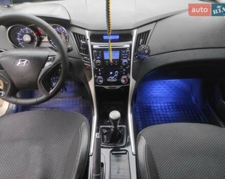 Бежевый Хендай Соната, объемом двигателя 2 л и пробегом 160 тыс. км за 5499 $, фото 23 на Automoto.ua