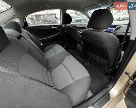 Бежевый Хендай Соната, объемом двигателя 2 л и пробегом 69 тыс. км за 10500 $, фото 2 на Automoto.ua