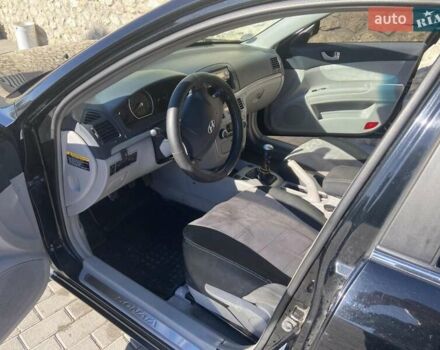 Черный Хендай Соната, объемом двигателя 2.4 л и пробегом 300 тыс. км за 5000 $, фото 2 на Automoto.ua