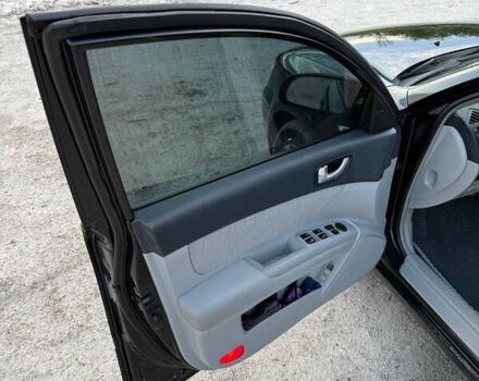 Чорний Хендай Соната, об'ємом двигуна 2.4 л та пробігом 217 тис. км за 5400 $, фото 8 на Automoto.ua