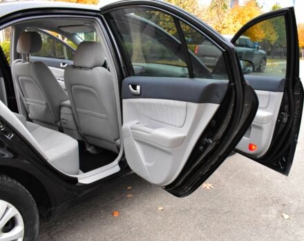 Черный Хендай Соната, объемом двигателя 2 л и пробегом 212 тыс. км за 4800 $, фото 16 на Automoto.ua