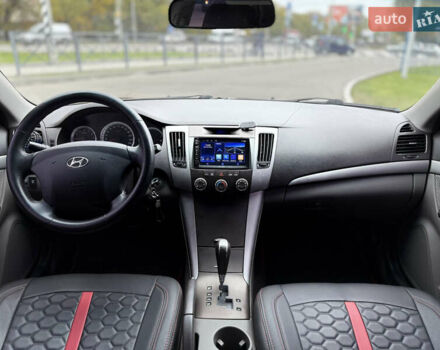 Хендай Соната 2008 у Миколаєві на Automoto.ua Чорний Хендай Соната, об'ємом двигуна 2 л та пробігом 231 тис. км за 5899 $, фото 11 на Automoto.ua