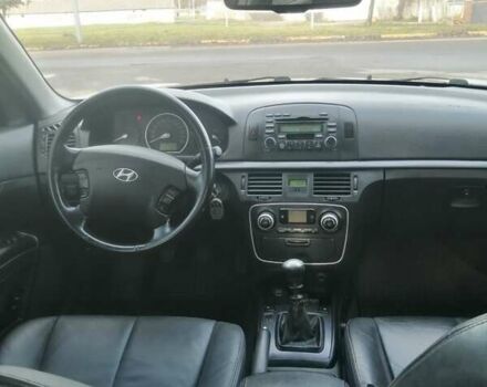 Черный Хендай Соната, объемом двигателя 2.4 л и пробегом 290 тыс. км за 5800 $, фото 5 на Automoto.ua