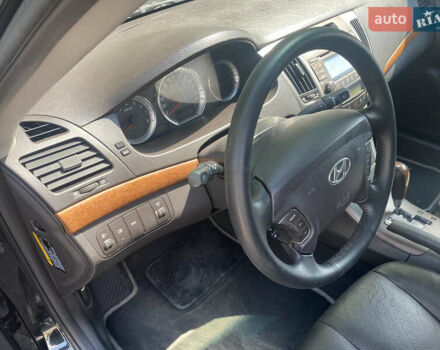 Чорний Хендай Соната, об'ємом двигуна 2.4 л та пробігом 190 тис. км за 6800 $, фото 10 на Automoto.ua