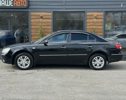 Черный Хендай Соната, объемом двигателя 2 л и пробегом 270 тыс. км за 5450 $, фото 5 на Automoto.ua