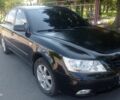 Черный Хендай Соната, объемом двигателя 2 л и пробегом 200 тыс. км за 3500 $, фото 1 на Automoto.ua