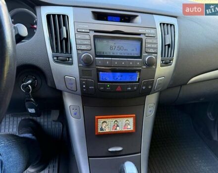 Чорний Хендай Соната, об'ємом двигуна 2 л та пробігом 109 тис. км за 6990 $, фото 12 на Automoto.ua