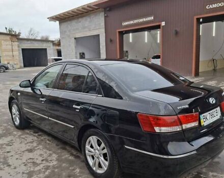 Черный Хендай Соната, объемом двигателя 2 л и пробегом 264 тыс. км за 5400 $, фото 4 на Automoto.ua