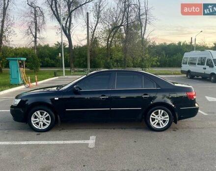 Черный Хендай Соната, объемом двигателя 2 л и пробегом 270 тыс. км за 6900 $, фото 2 на Automoto.ua