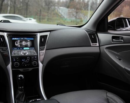 Черный Хендай Соната, объемом двигателя 2.4 л и пробегом 196 тыс. км за 9800 $, фото 12 на Automoto.ua