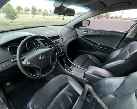 Черный Хендай Соната, объемом двигателя 2 л и пробегом 200 тыс. км за 6800 $, фото 13 на Automoto.ua