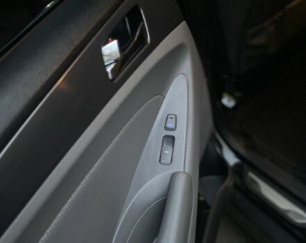 Чорний Хендай Соната, об'ємом двигуна 2.4 л та пробігом 300 тис. км за 5550 $, фото 4 на Automoto.ua