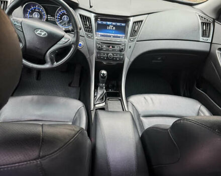 Чорний Хендай Соната, об'ємом двигуна 2 л та пробігом 224 тис. км за 10999 $, фото 12 на Automoto.ua