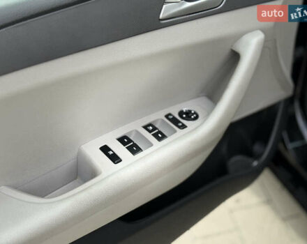 Хендай Соната 2014 у Ковель на Automoto.ua Чорний Хендай Соната, об'ємом двигуна 2.36 л та пробігом 215 тис. км за 10500 $, фото 43 на Automoto.ua