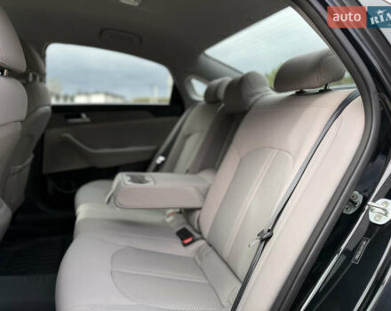 Хендай Соната 2014 у Ковель на Automoto.ua Чорний Хендай Соната, об'ємом двигуна 2.36 л та пробігом 215 тис. км за 10500 $, фото 58 на Automoto.ua