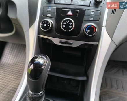 Черный Хендай Соната, объемом двигателя 2.36 л и пробегом 152 тыс. км за 9000 $, фото 13 на Automoto.ua